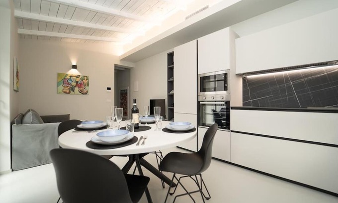 Como City Centre Apartment | Modern Apartment 2 Minutes From Como Cathedral - Pet Friendly