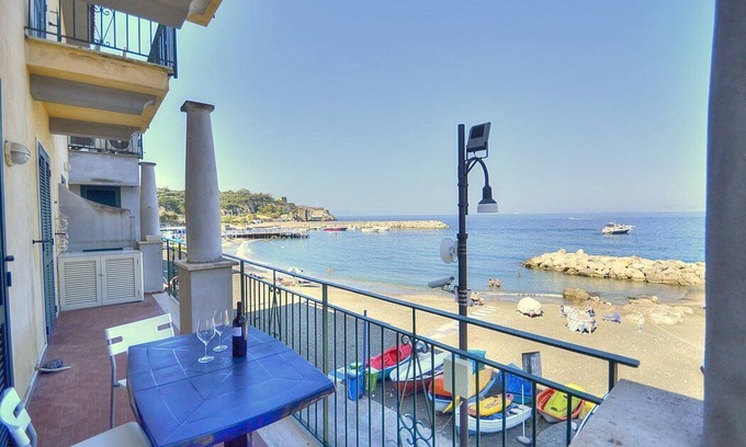 Marina di Puolo House | Beachfront Appartamento Naia A with Free WI-FI & Breakfast