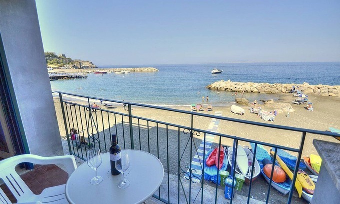 Marina di Puolo House | Beachfront Appartamento Naia B with Free Wi-Fi & Breakfast