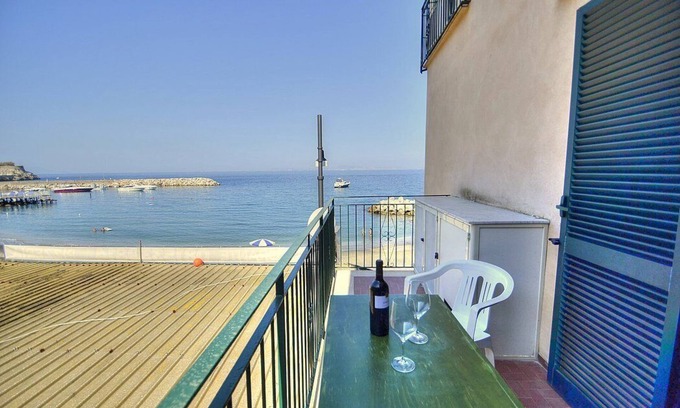 Marina di Puolo House | Beachfront Retreat: Appartamento Naia C with Free Wi-Fi