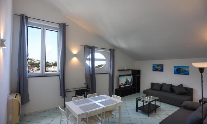 Ischia Porto Apartment | Elegant Oceanfront Retreat: Appartamento La Rosa dei Venti