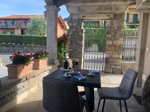 Dongo Apartment | Oceanfront Appartamento Renzo with Breakfast in Dongo