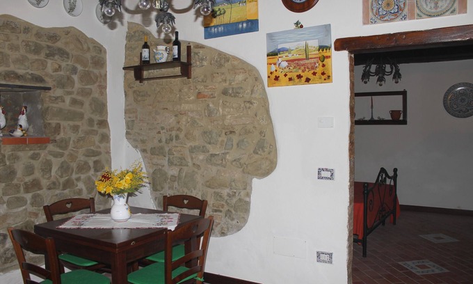 Deruta Apartment | Relaxing Appartamento Rosa del Castello with Spa & Hot Tub