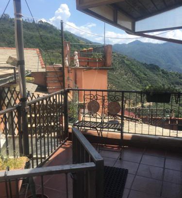 Lavaggiorosso Apartment | Pet-Friendly Getaway at Appartamento Rosa for Families