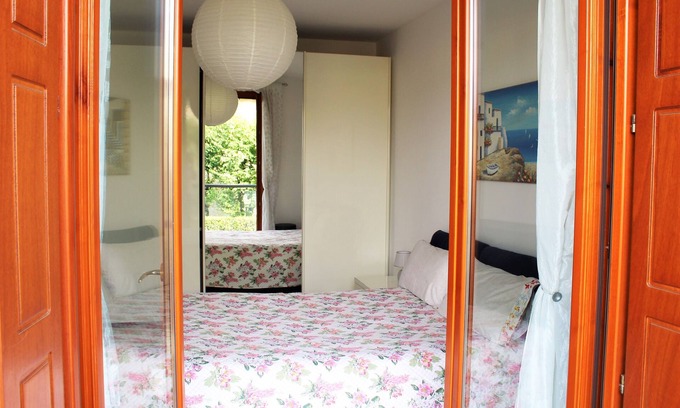 Villaggio degli Sposi Apartment | Cozy Apartment with Parking and Lake View Amenities