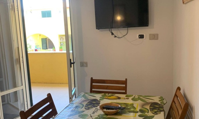 Le Castella Apartment | Cozy Appartamento Temistocle with Kitchen & Breakfast Options