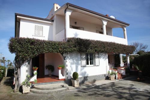 Ricadi Apartment | Pet-Friendly Appartamento Terry - Ideal Family Getaway