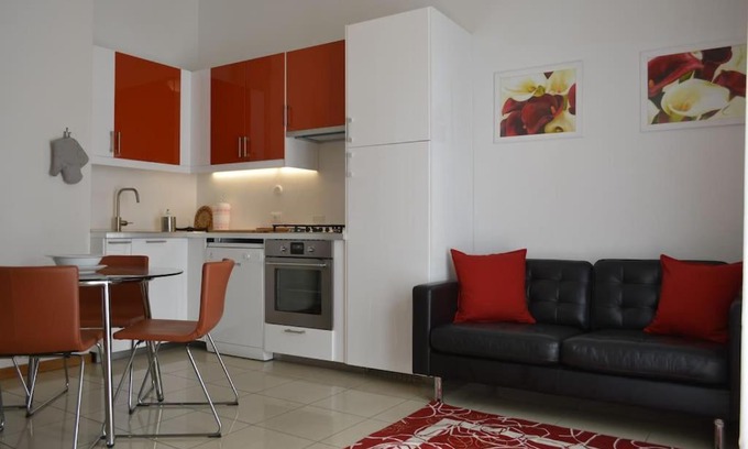 Viareggio Apartment | Appartamento Verdi: Steps from the Beach with Ocean Views