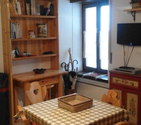 Auronzo di Cadore Apartment | Relaxing Getaway at Appartamento Via Ravina with Pool