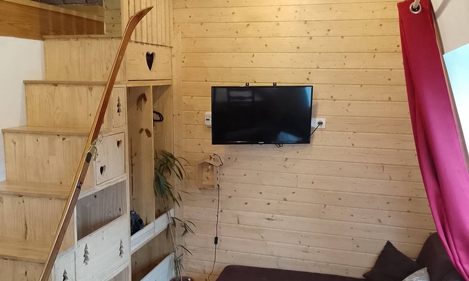 Saint-Jacques-des-Blats Apartment | Cozy Appartement Chaleureux with Spa & Kitchen Amenities