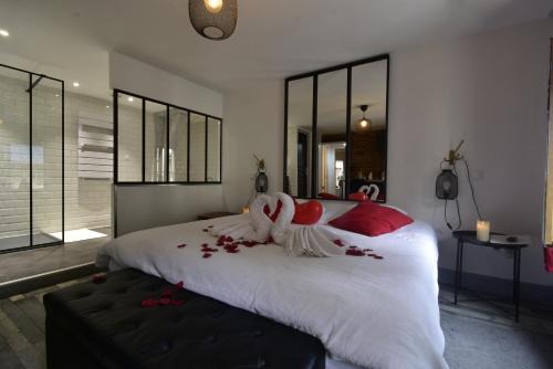 Verneuil-sur-Avre Apartment | Urban Love: Private Hot Tub Retreat with High Ratings