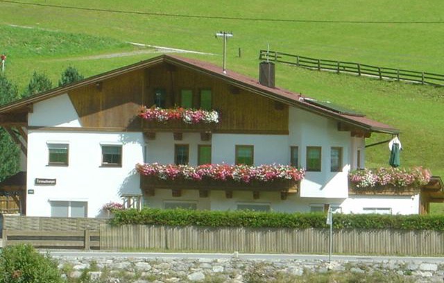 Sankt Leonhard im Pitztal Apartment | Family-Friendly Retreat at Appartement Mair, Rated 9.1/10