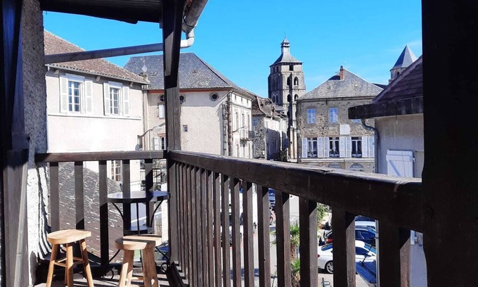 Beaulieu-sur-Dordogne Apartment | Cozy Appartement in Beaulieu sur Dordogne with Private Balcony