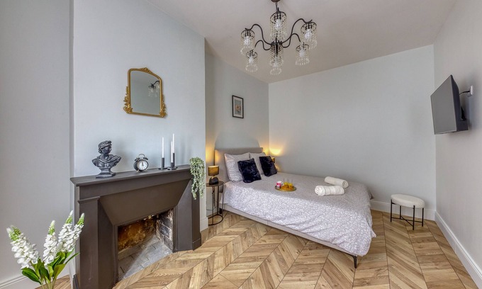 Montereau-Fault-Yonne Apartment | Elegant Apartment Just 15 Minutes from Fontainebleau
