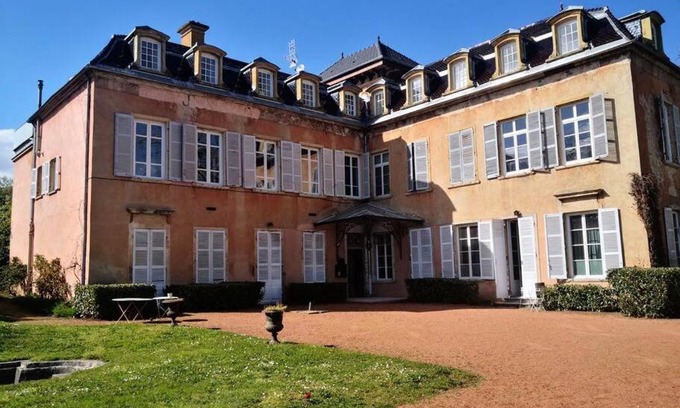 Saint-Cyr-au-Mont-d'Or Apartment | Chic and Characterful Apartment - Guest Rated 9.9/10