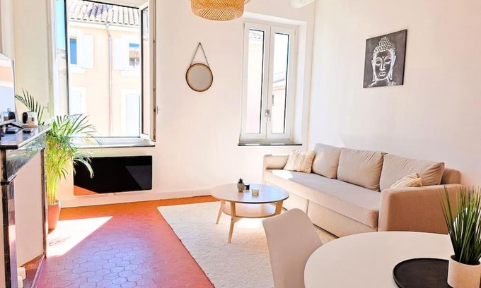 Centre Historique Apartment | Ideally Located Appartement 100m from Barques Beach
