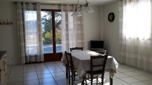 Aiglun House | Relaxing Countryside Apartment with Family-Friendly Dining