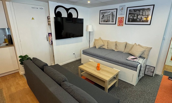 Quartier de la Goutte-d'Or Apartment | Eclectic Apartment Near Montmartre for Families and Groups