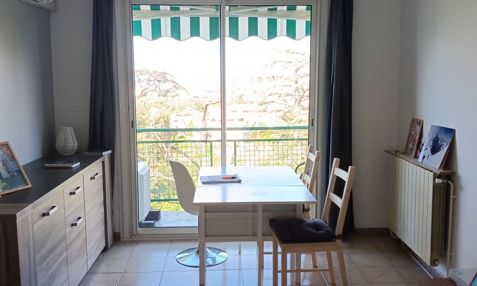 Montolivet Apartment | Cozy 2-Bedroom Apartment for Families with Kitchen Access