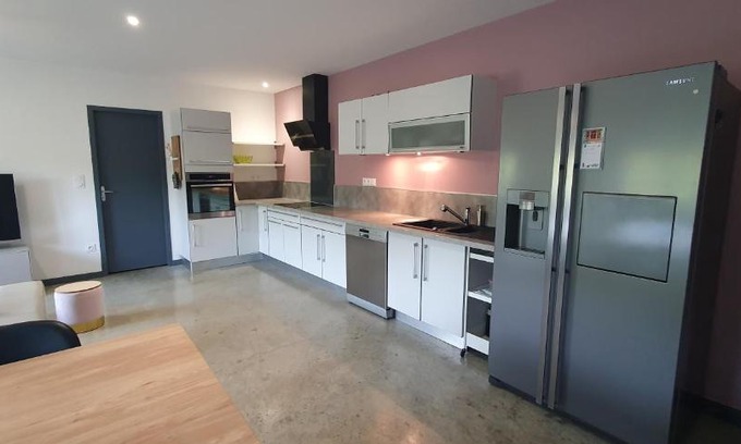 Le Born Apartment | Family-Friendly 2-Bedroom Apartment - Highly Rated Stay