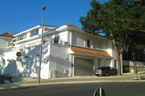 Saint-Palais-sur-Mer Apartment | Beachfront Appartement 2 pièces Near Nauzan with Ocean View