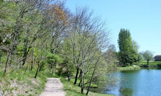 Monflanquin Apartment | Cozy 2-Bedroom Apartment with Heated Pool & Lake Views