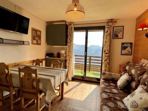 Eclose-Ouest Apartment | Cozy 2-Bedroom Apartment with Balcony Near Pistes