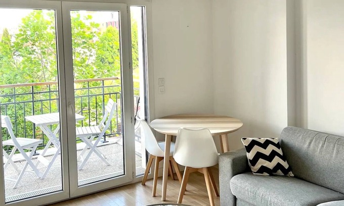 Suresnes Apartment | Cozy 2-Room Apartment Near La Défense with Eiffel View