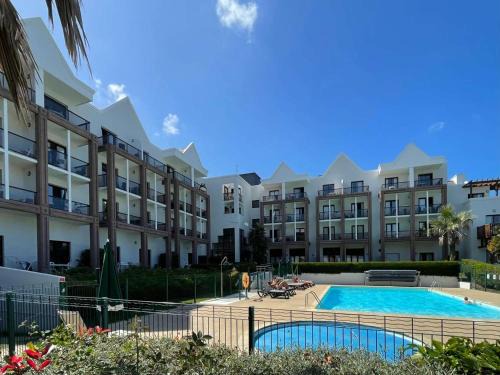 Perros-Guirec Apartment | Inviting 3-Star Apartment with Heated Pool Near Trestraou Beach