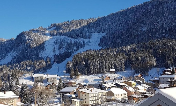 Mijoux Apartment | Spacious 3-Piece Apartment with Kitchen & Breakfast Included