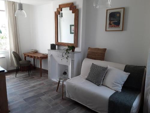 Le Mourillon Apartment | Oceanfront Retreat Steps from the Beach at Mourillon
