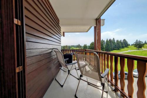 Les Deserts Apartment | Cozy Apartment for 4 at the Base of Ski Slopes