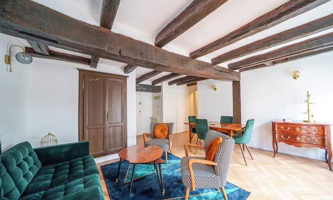Tours City Centre Apartment | Comfortable Apartment in Tours with Free Parking & Breakfast