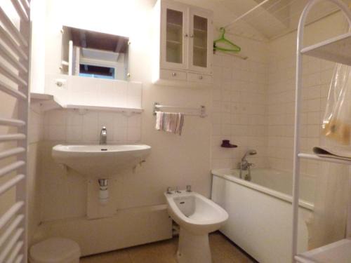 Arette Apartment | Inviting Apartment for 6 with Ski Access and Free Parking