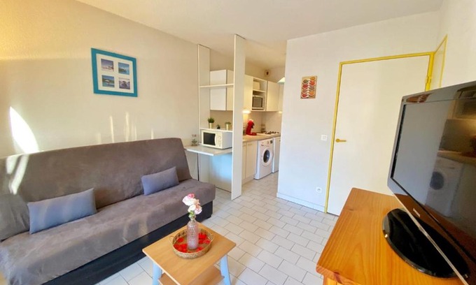 Plage d'Argeles Apartment | Cozy Oceanfront Apartment with Balcony & Parking Access