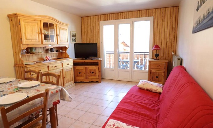Les Gets Apartment | Cozy Apartment for 6 with Balcony in Historic Village