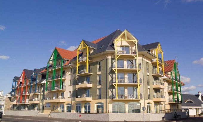 Cayeux-sur-Mer Condo | Budget-Friendly Beachside Apartment with Spa and Ocean View