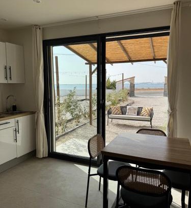 Vitrolles Apartment | Appartement au calme au bord l'étang