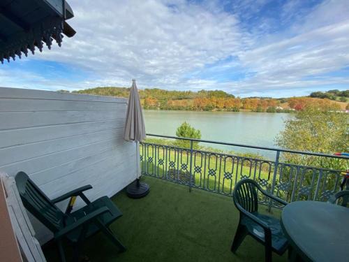 Marciac Apartment | Tranquil Apartment with Lake Views and Family-Friendly Amenities