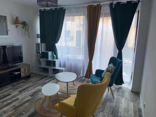 Gien Apartment | Cozy Appartement avec Cours - Rated 8.4 by Guests