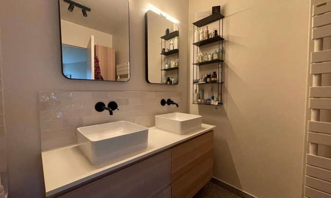 Cœur de Ville House | Cozy Apartment with Garden Near Shops and Transport Options