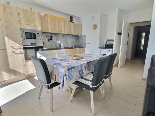 Serignan Apartment | Comfortable Apartment with Terrace, 450m from the Beach
