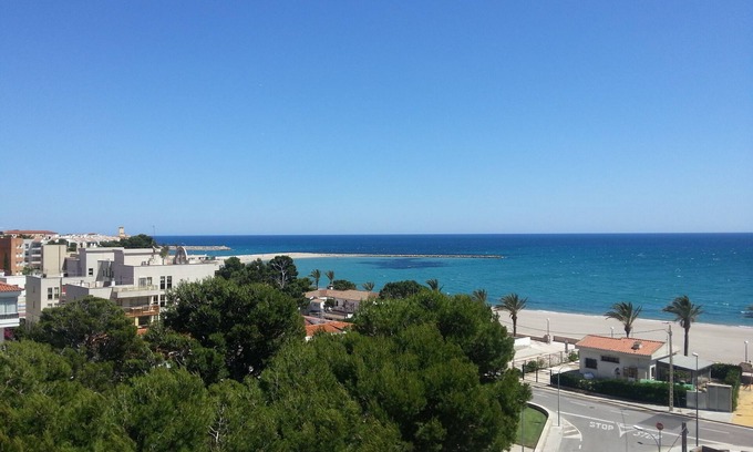 L'Hospitalet de l'Infant Apartment | Seaside Apartment with Pet-Friendly Amenities for Families
