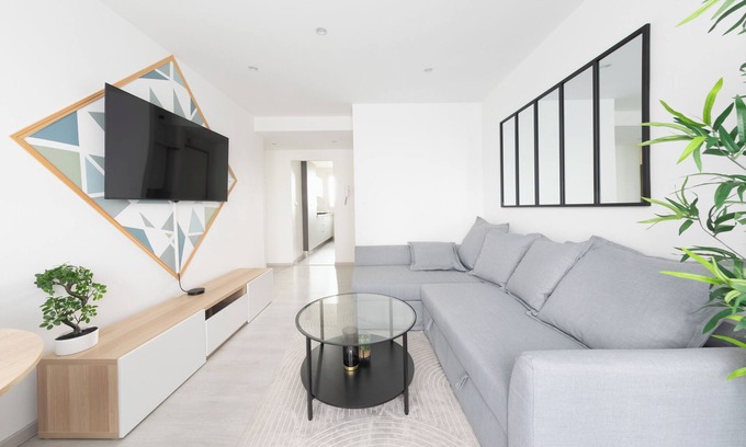Beauvais Apartment | Cozy Appartement Beauvais with Spa & Breakfast Amenities