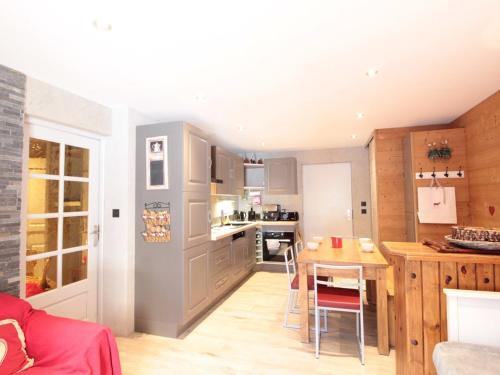 Les Carroz-d'Araches Apartment | Appartement cosy 6 pers. au centre du village, proche des pistes et commerces - FR-1-572-52