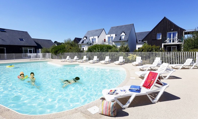 Saint-Pol-de-Leon Condo | Cozy Appartement with Private Entrance & Pool Access