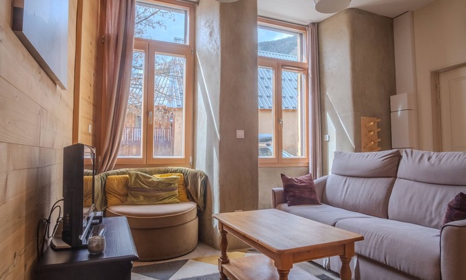 Huez-en-Oisans Apartment | Pet-Friendly Appartement Champalerme with Spa & Breakfast
