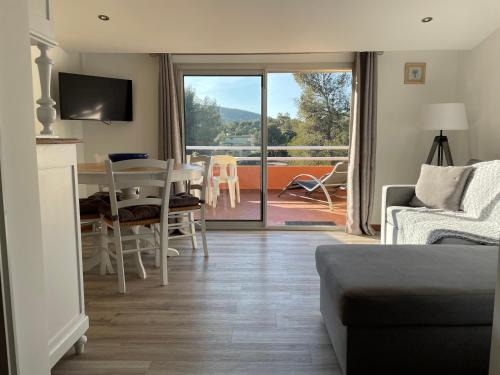 La Faviere Apartment | Oceanfront Appartement Bord de Mer La Faviere - 8.6 Rated