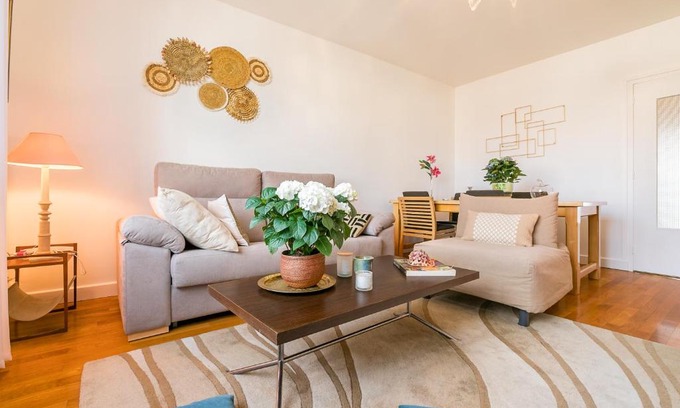 Faubourg Sud Apartment | Convenient 4-Star Apartment Near City Center - High Rating