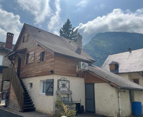 Laruns Apartment | Cozy Apartment with Garden and Mountain View for Families